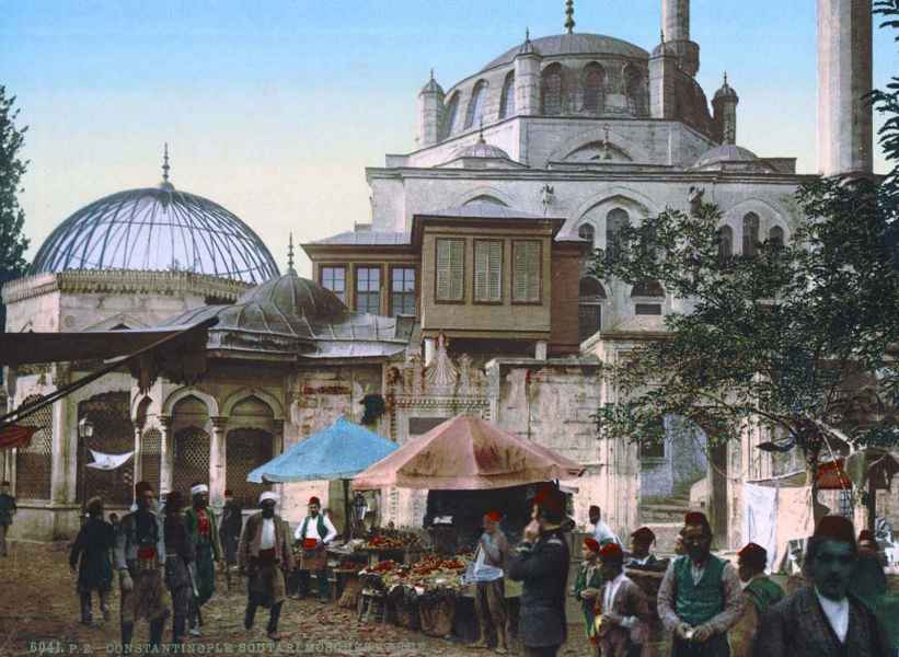 Bir caminin önüne kurulan pazar ve oradan geçen İstanbullular.
