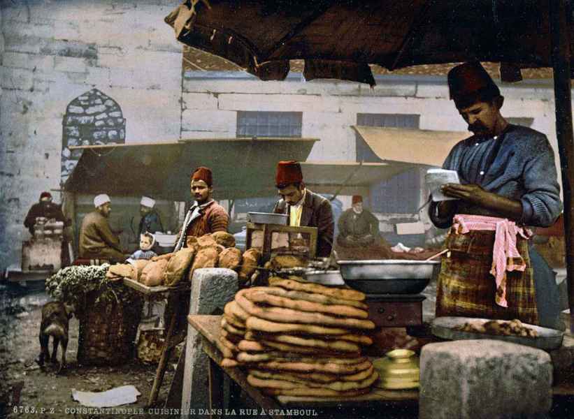 İstanbul sokaklarında yemek standları.
