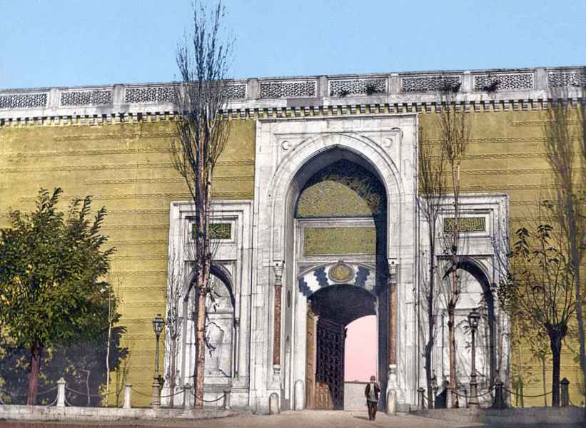 Saltanat Kapısı veya diğer ismi ile Bâb-ı Hümâyûn sarayı şehirden ayıran ve Fatih Sultan Mehmed tarafından sarayın inşaatıyla birlikte yaptırılmış olan Sur-i Sultani içerisindeki saray alanına açılır.