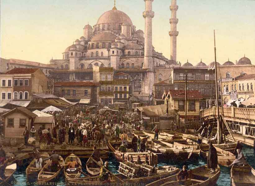 Eminönü adını Osmanlı döneminde Deniz Gümrüğü ve Gümrük Eminliğinin burada bulunması sebebiyle almış, Fatih ilçesiyle birlikte cumhuriyetin ilk yıllarında İstanbul