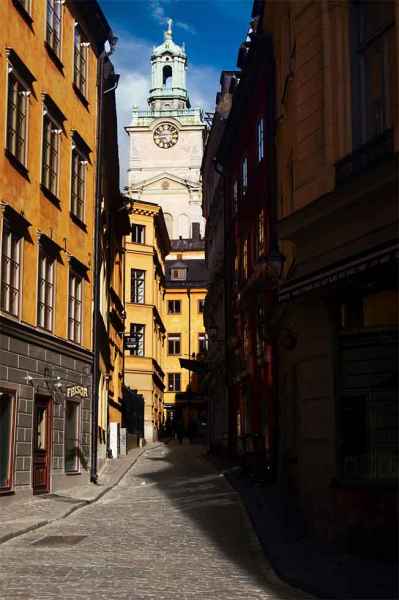 Gamla Stan Sokaklarından Storkyran Kilisesine Bakış