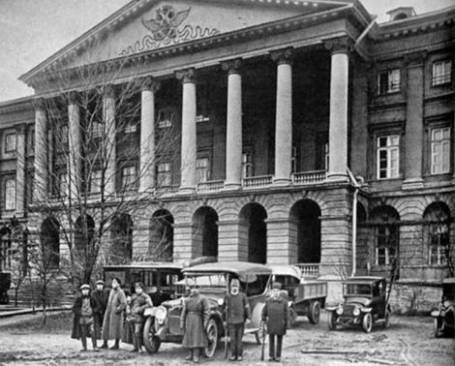 Bolşeviklerin genel merkezi olarak kullanılan 
Smolny Enstitüsü'nün önünde bir grup devrimci